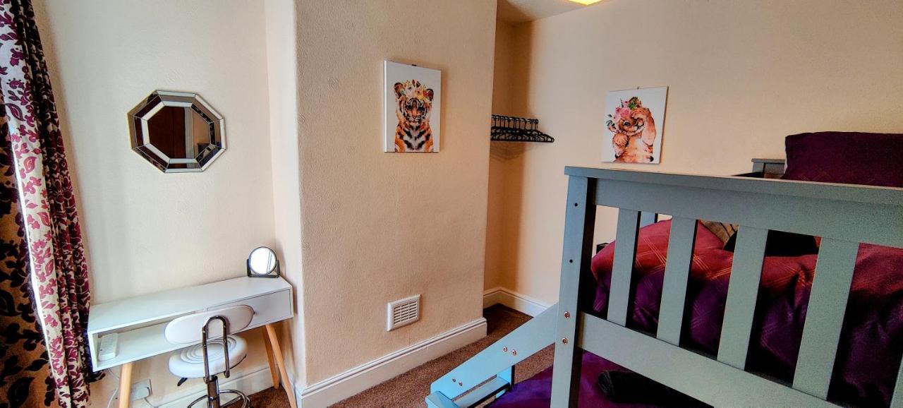 Rhubarb Terrace On The Coast - Sleeps 1-6 Villa Colwyn Bay Bagian luar foto