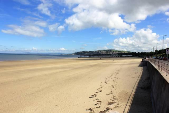 Rhubarb Terrace On The Coast - Sleeps 1-6 Villa Colwyn Bay Bagian luar foto